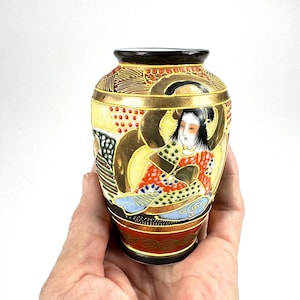 薩摩焼　日本の伝統的な陶器花瓶 お値引き中❗】薩摩焼 着物美人画 伝統的な日本の陶器花瓶(高