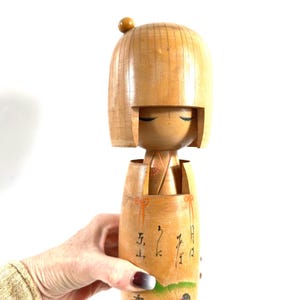 Lalka Kokeshi, duża, zabytkowa japońska figurka z drewna w stylu ludowym Showa zdjęcie 10