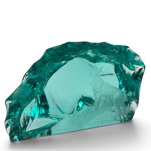 Peut inclure: Une sculpture en verre bleu sarcelle translucide repr&eacute;sentant un lynx grav&eacute; de profil. Le verre pr&eacute;sente un bord ext&eacute;rieur irr&eacute;gulier et dentel&eacute; rappelant une formation rocheuse naturelle, avec la figure f&eacute;line grav&eacute;e sur la surface int&eacute;rieure.