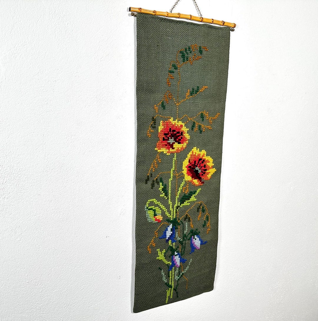 スカンジナビアの花柄タペストリー：ミッドセンチュリーの刺繍壁掛け
