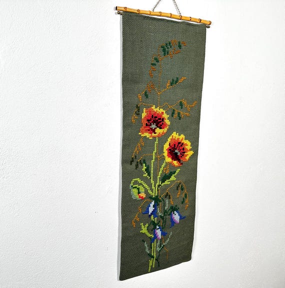 スカンジナビアの花柄タペストリー：ミッドセンチュリーの刺繍壁掛け