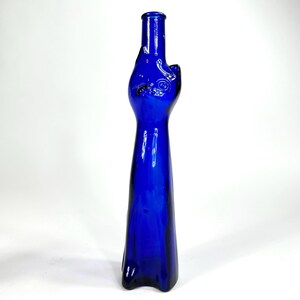 Bottiglia vintage in vetro blu con un simpatico gatto – decanter da collezione, vaso o portacandele immagine 2