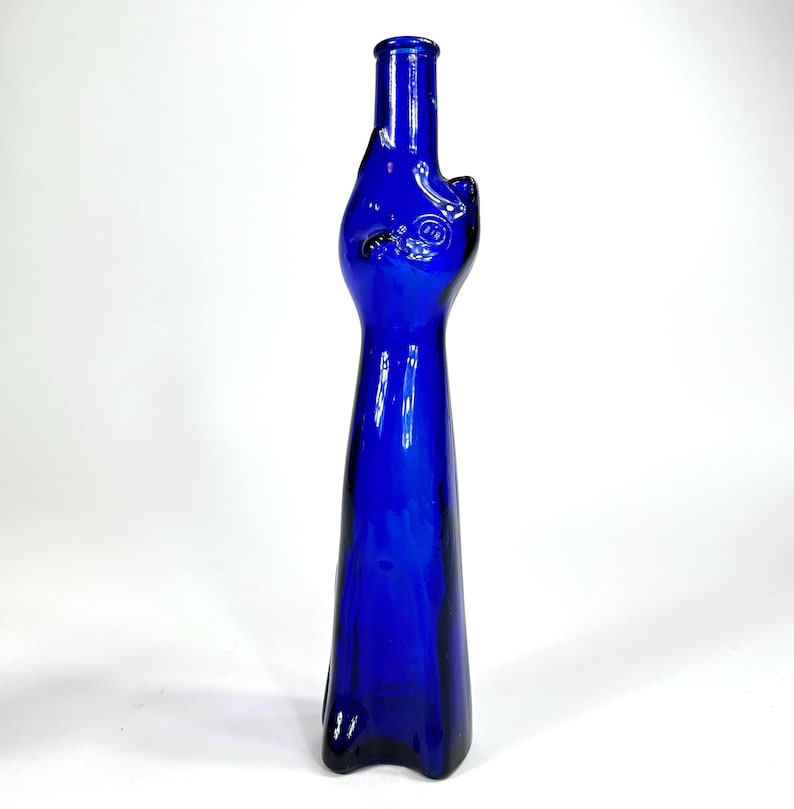 Bottiglia vintage in vetro blu con un simpatico gatto – decanter da collezione, vaso o portacandele immagine 2