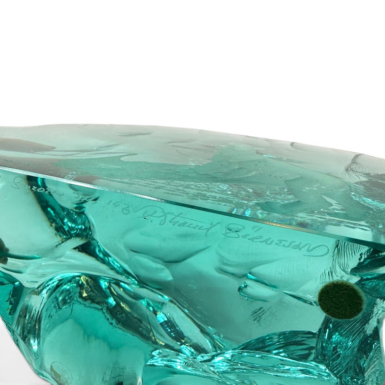 Peut inclure: Une sculpture en verre bleu sarcelle translucide pr&eacute;sentant une forme organique et fluide avec une surface lisse et polie. La base affiche une signature grav&eacute;e P. Shaud Birevson et l'ann&eacute;e 2021, ainsi qu'un petit patin en feutre vert.
