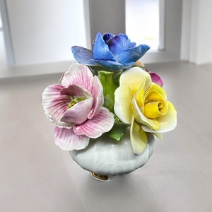 Cestino per fiori vintage in porcellana Bone China di Jon Anton, Inghilterra anni &#39;70, bellezza floreale dipinta a mano