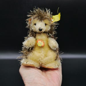 Vintage Steiff Joggi Hedgehog – 12cm Jointed Mohair Toy – 1960s German Collectible with Tags
