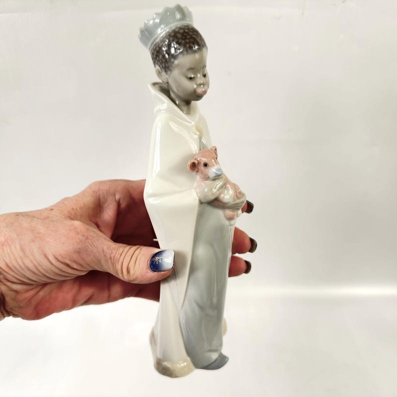 Figura de Lladró: niño coronado sosteniendo un cordero, figura religiosa del nacimiento. imagen 8