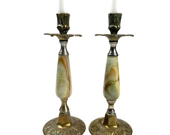 Può includere: Una coppia di candelabri abbinati caratterizzati da una colonna centrale in pietra lucida con venature verdi e marroni. La base e le sezioni superiori sono realizzate in ottone metallico con complessi intagli floreali e finitura liscia.