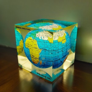 Globo em miniatura do mundo antigo vintage em bloco Perspex Lucite - "Winning Directions" - Estocolmo 1996
