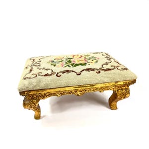 Repose-pieds vintage en bois doré - capitonnage floral brodé, tabouret décoratif Mid-Century européen