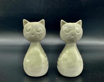 Vintage ceramic cat salt and pepper shakers – mid-century minimalist kitty pair, 7.5 cm tall