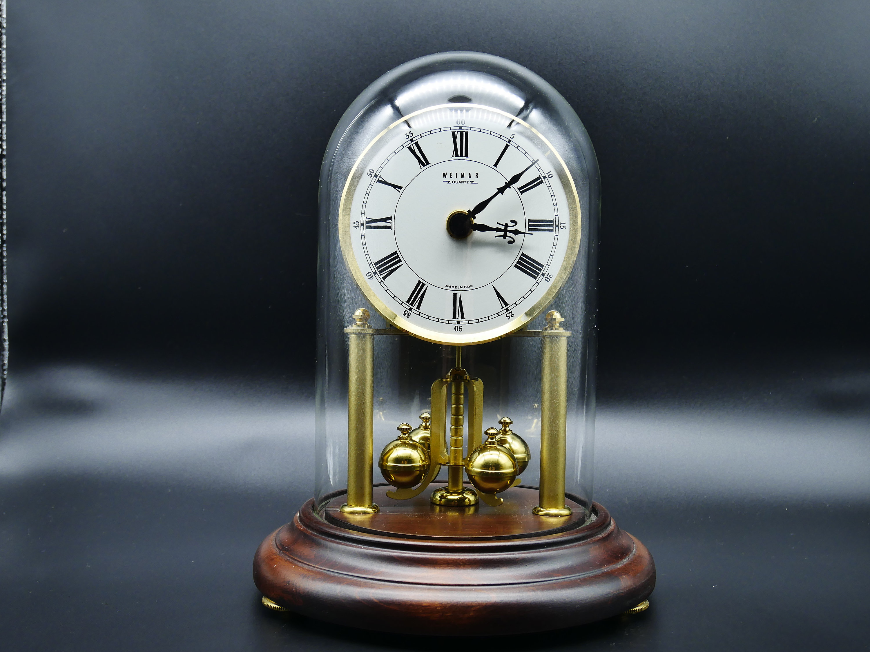 Vintage DDR Weimar Quartz Jährliche Kaminuhr Rotierende Pendel