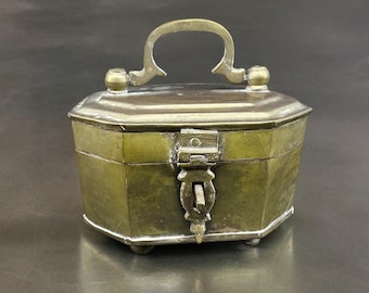 Vintage hammered brass jewelry box: swedish arts & crafts, 1915