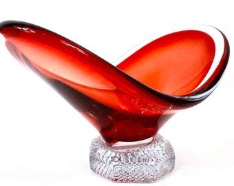 Tigela vintage escandinava em vidro artístico vermelho – Design de pedestal de formato livre, meados do século XX