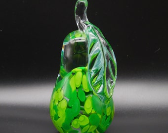 presse-papier d'art vintage vert poire Sommerso en verre | FM Ronneby Suède | Sculpture de fruits en verre transparent vers 1960