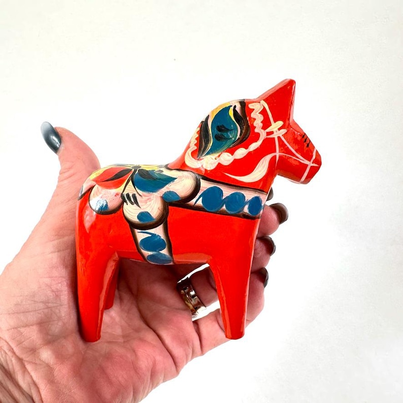 Stara szwedzka figurka konia Dala – ręcznie malowana, czerwona, drewniana, ludowa sztuka, 10 cm zdjęcie 10