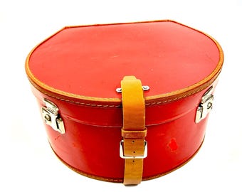 Vintage hat box – oval storage box with leather strap handle