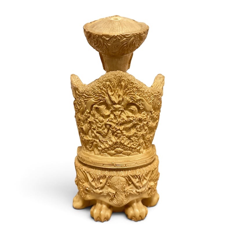 Op de afbeelding: Een lichtbeige houten sculptuur van een figuur zittend op een versierde stoel. De rugleuning van de stoel bevat gedetailleerd houtsnijwerk van draken en wolken. De basis wordt ondersteund door vier uitgesneden klauwpootjes met details.