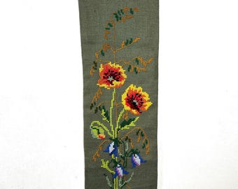 Scandinavisch bloementapijt: geborduurde wanddecoratie uit het midden van de eeuw