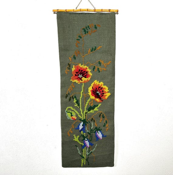 スカンジナビアの花柄タペストリー：ミッドセンチュリーの刺繍壁掛け