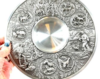 Vintage tysk tennväggstallrik, jaktscenrelief, 24 cm