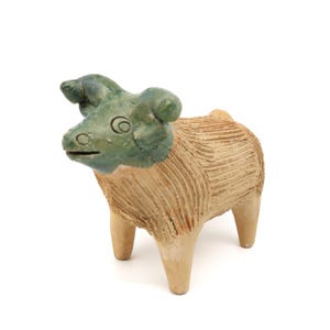 Escultura de carnero de cerámica mexicana: figura de arte popular de terracota hecha a mano, animal de arcilla firmado.