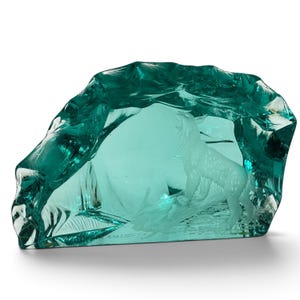 Peut inclure: Une sculpture en verre bleu sarcelle repr&eacute;sentant un loup sculpt&eacute; &agrave; la finition givr&eacute;e, debout sur une b&ucirc;che &agrave; l'int&eacute;rieur d'une structure en forme de grotte. L'ext&eacute;rieur du verre pr&eacute;sente une surface lisse, irr&eacute;guli&egrave;re et translucide.