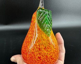 Sculpture vintage de fruits en verre soufflé à la main de Kosta Boda, poire avec feuille. Fabriqué en Suède.