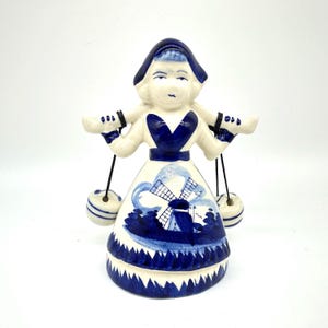 Beeldje Delfts keramiek melkmeisje – vintage Nederlands blauw-wit aardewerk, handgeschilderd meisje met emmers