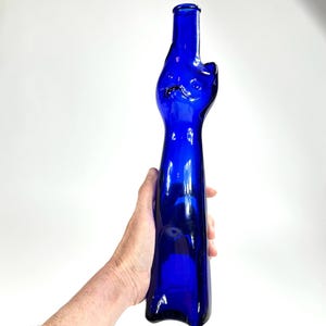 Bottiglia vintage in vetro blu con un simpatico gatto – decanter da collezione, vaso o portacandele immagine 1