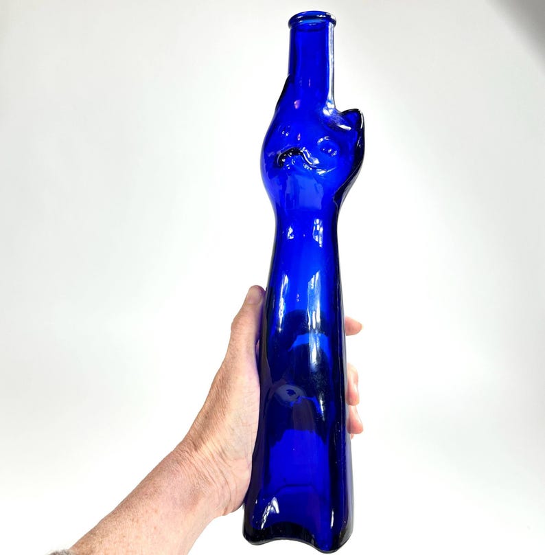 Bottiglia vintage in vetro blu con un simpatico gatto – decanter da collezione, vaso o portacandele immagine 1