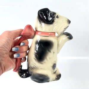 Bettelhund – Teekanne – Keramik Terrier mit rosa Schleife, 1950er Jahre