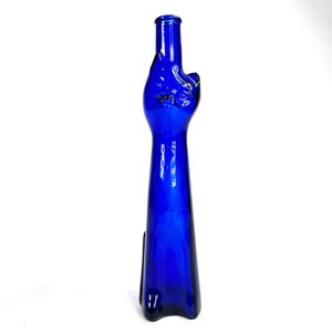 Bottiglia vintage in vetro blu con un simpatico gatto – decanter da collezione, vaso o portacandele immagine 3