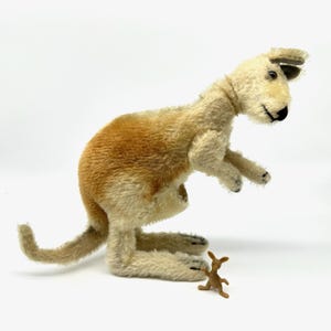 Canguro Steiff vintage con Joey: peluche de mohair con brazos y cuello articulados, juguete alemán de los años 50.