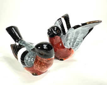 Oiseaux bouvreuils vintage en porcelaine et céramique des années 1970 - peints et émaillés à la main