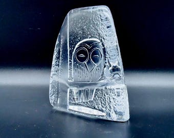 Glass owl paperweight sculpture - bengt edenfalk signed bird design - 1960s *