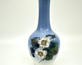 Royal Copenhagen Porcelain Vase – Bramble Flower & Blackberry Motif, Denmark, 14.5 cm
