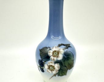 Royal copenhagen porcelain vase – bramble flower & blackberry motif, denmark, 14.5 cm