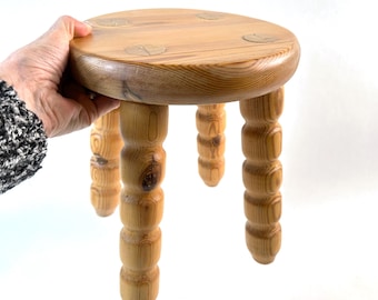 Sgabello vintage scandinavo in pino, supporto rotondo per piante, tavolino rustico, arredamento moderno e organico.