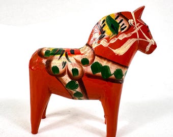 1940s Wood Dala Horse Figurine – Hand-Painted Folk Art, 10 cm