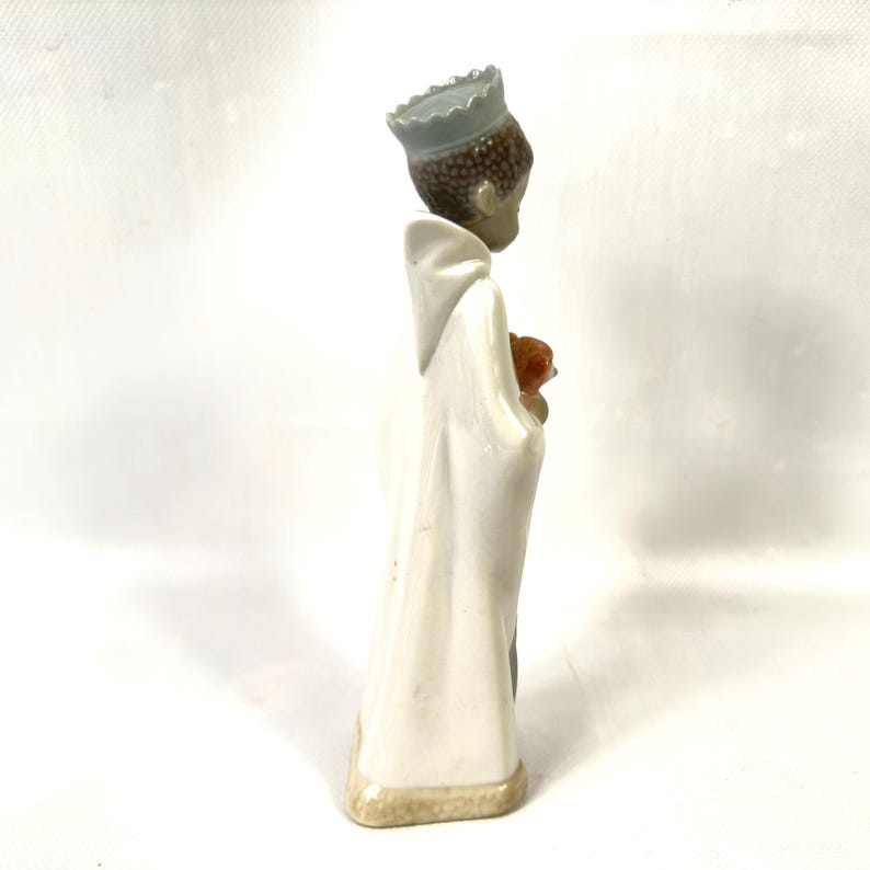 Figura de Lladró: niño coronado sosteniendo un cordero, figura religiosa del nacimiento. imagen 6