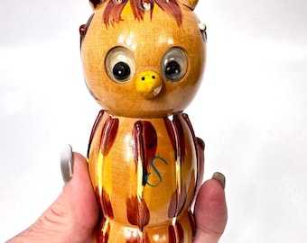 Vintage Wooden Owl Salt Shaker – Scandinavian Folk Art Kitchenware, 1960s Hooting Owl