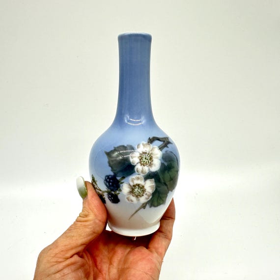 ロイヤルコペンハーゲン 磁器の花瓶 – キイチゴとブラックベリーの