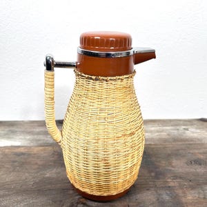 Vintage 1960er Jahre Thermos-Kaffeekanne mit Rattan-Details | Mid Century Modern Design