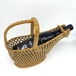 Vintage Woven Wine Bottle Basket – Mid-Century Rattan Carrier with Ring Support – French Table Service Decor, Boho Picnic Accessory