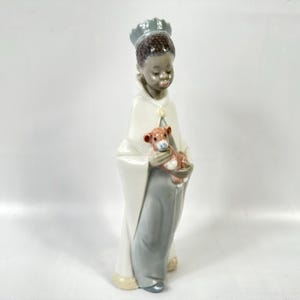 Figura de Lladró: niño coronado sosteniendo un cordero, figura religiosa del nacimiento. imagen 2