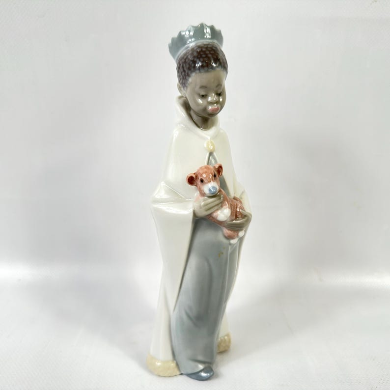 Figura de Lladró: niño coronado sosteniendo un cordero, figura religiosa del nacimiento. imagen 2