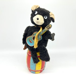 1950s Nomura “Jolly Guitarist” Bear – Vintage Japanese Wind-Up Tin & Plush Musical Toy