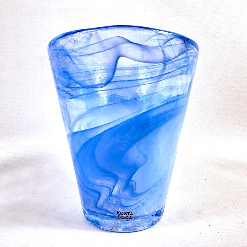 Vaso de vidrio azul claro, mina Kosta Boda, Ulrica Hydman Vallien imagen 3