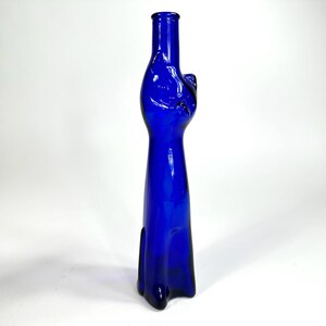 Bottiglia vintage in vetro blu con un simpatico gatto – decanter da collezione, vaso o portacandele immagine 8